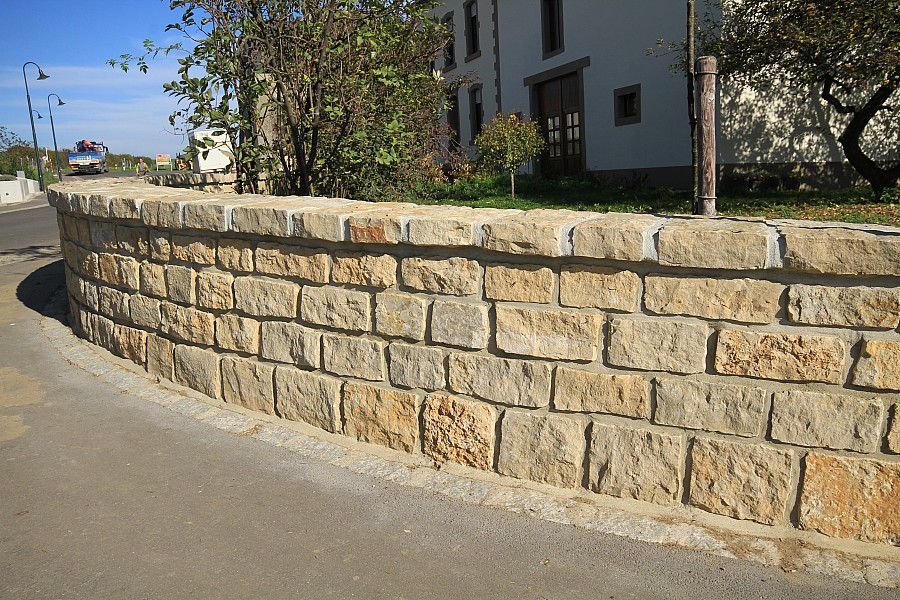 Zaunbau-Betonsteinmauerwerk und Natursteinmauerwerk